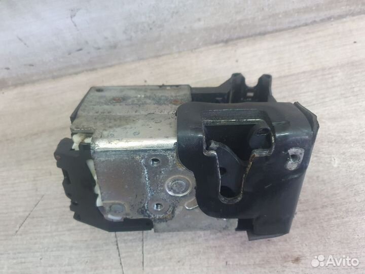 Замок двери передний правый Ford Fiesta Mk5 (2002—