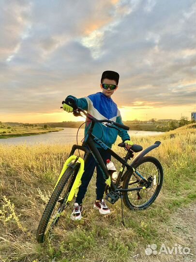 Чёрные спортивные очки с зеркальными линзами