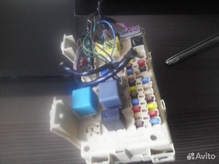 Тайота авенсис блок предохранителей