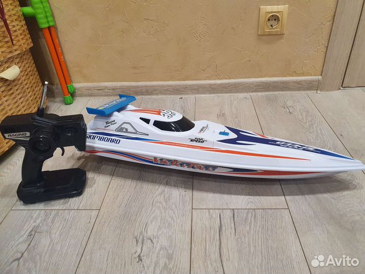 Лодка и вертолёт на радиоуправлении