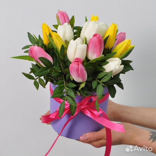 Букет из 15 тюльпанов микс в шляпной коробке