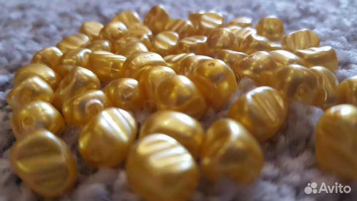 Чешские фигурные бусины. Напоминают зерна кукурузы