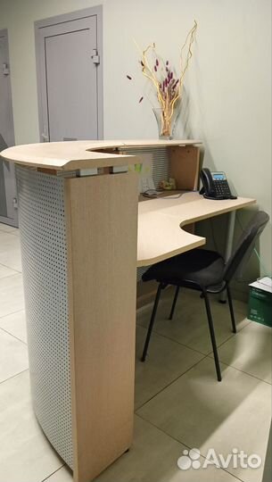 Стойка администратора для офиса