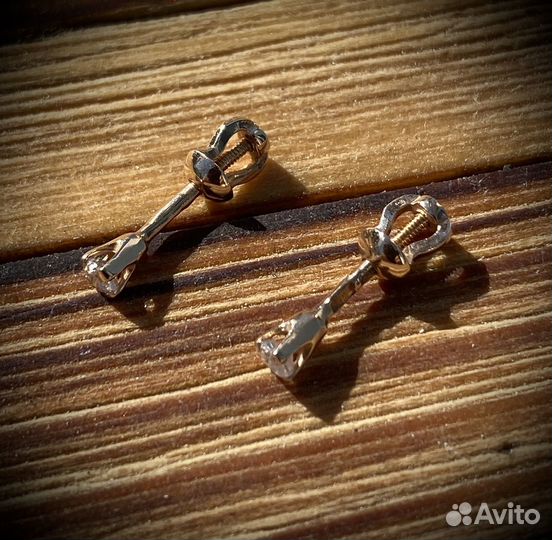 Гвоздики золотые с фианитами