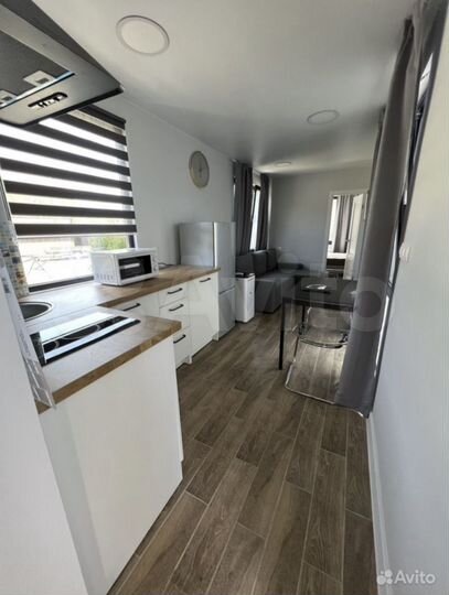 Дом из морского контейнера с террасой на крыше