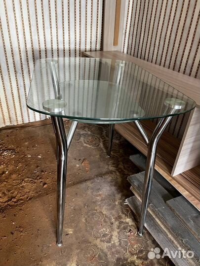 Стол стеклянный