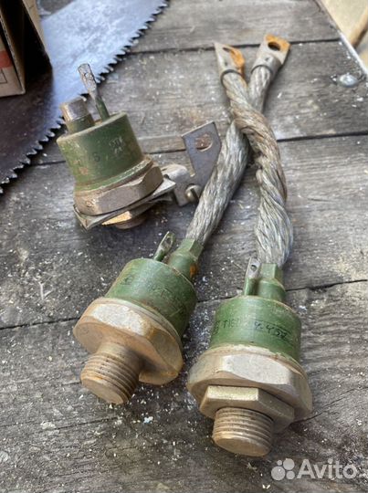 Тиристор Т160