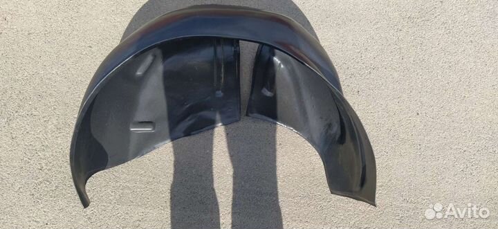 Задний левый подкрылок Рено Логан 1