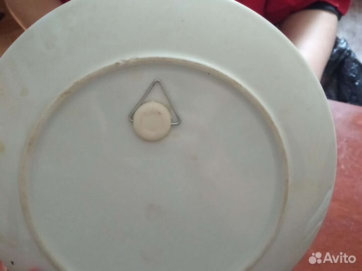 Тарелка декоративная с подставкой с зайцем