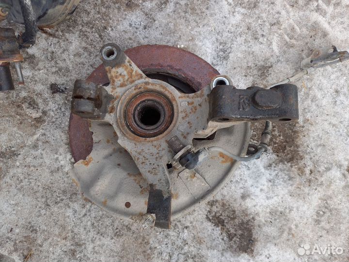 Поворотный кулак передний правый Mazda Xsedos 6