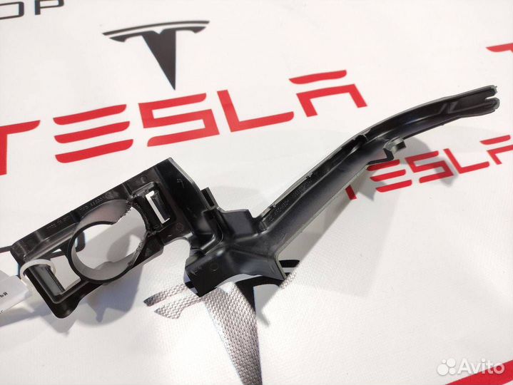 Кронштейн (крепление) коврового покрытия багажника