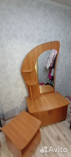 Трюмо с зеркалом, две тумбочки