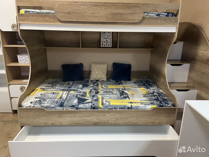 Двухъярусная кровать три спальных места