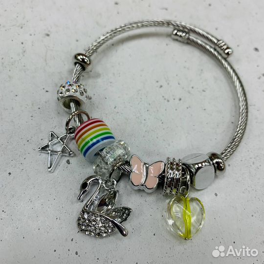 Браслет с подвесками