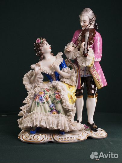 Фарфоровая статуэтка-кружевница 