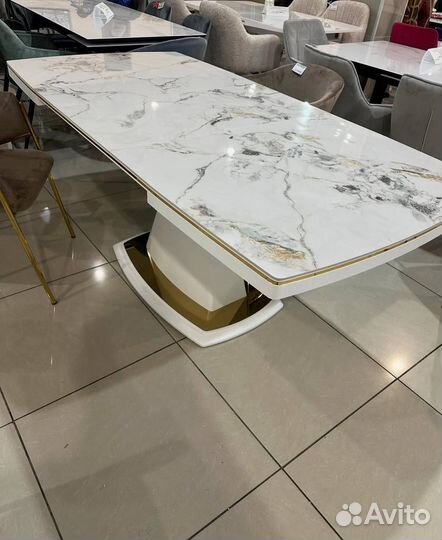 Большой обеденный стол