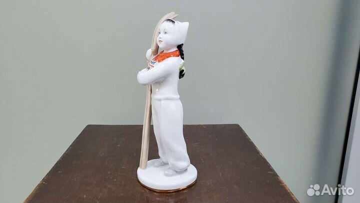 Статуэтка фарфор лыжница лфз 1957 год оригинал