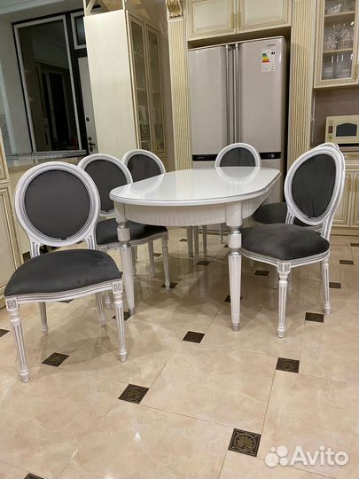 Стол и стулья