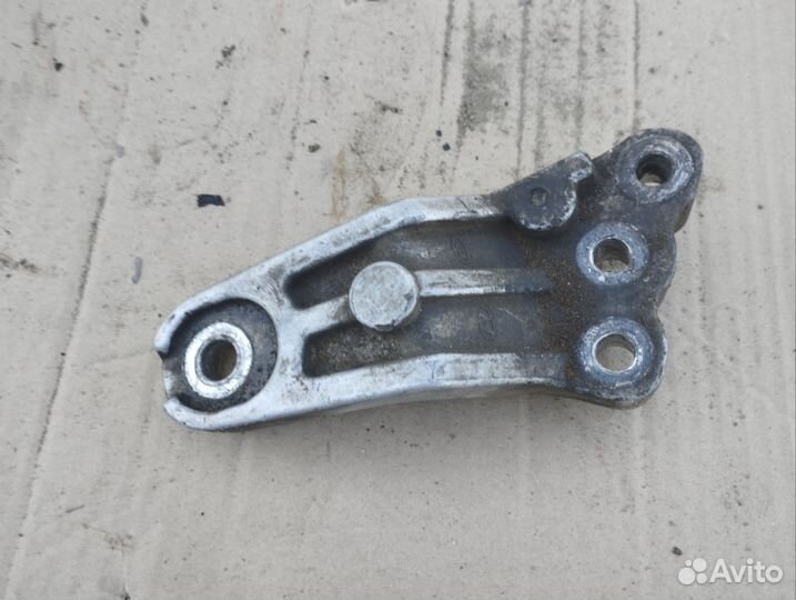 Кронштейн правой подушки двигателя Kia Ceed 1