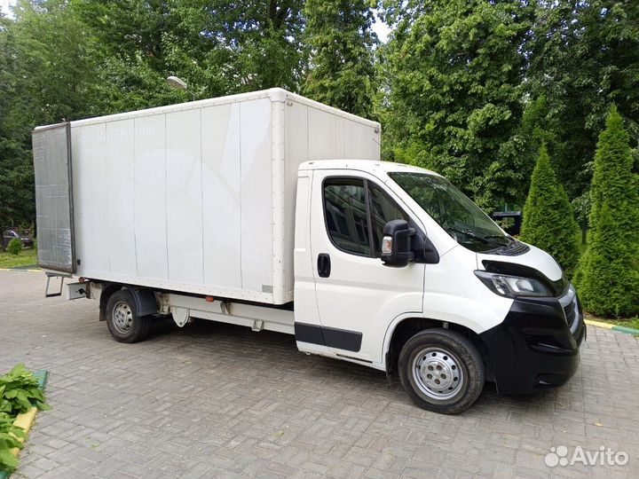 Водитель на своем грузовом авто 16куб