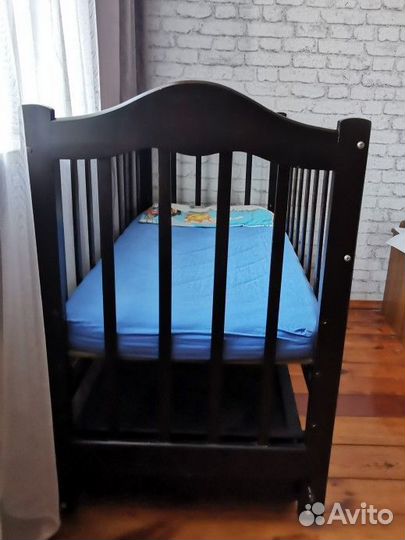 Детская кроватка с маятником на колесиках