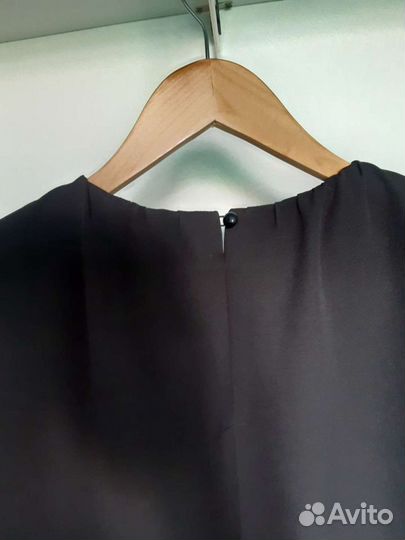 Платье с подплечниками