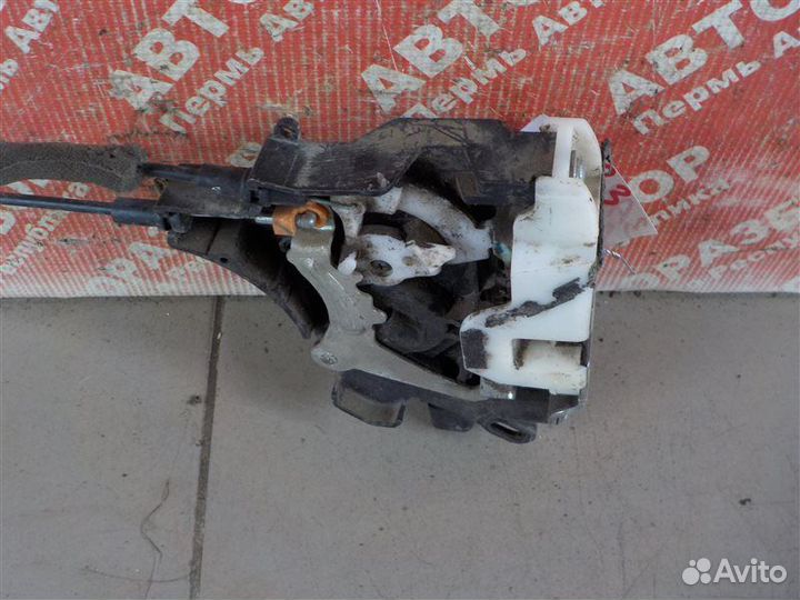 Замок двери передний правый Mitsubishi L200 KB