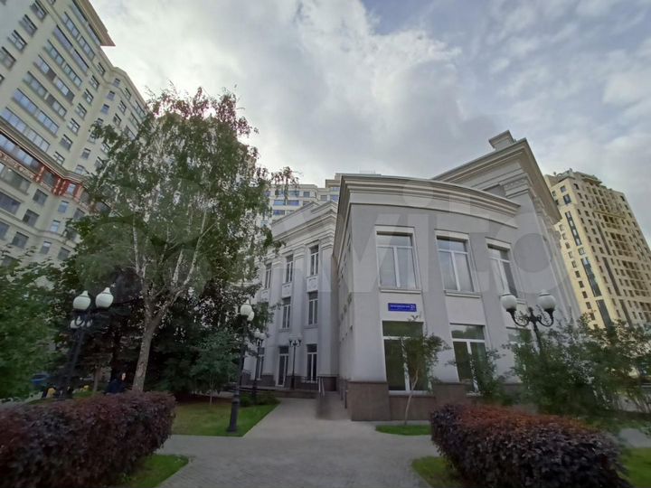 Особняк 2000 кв.м. с парковкой порядка 30 м/м