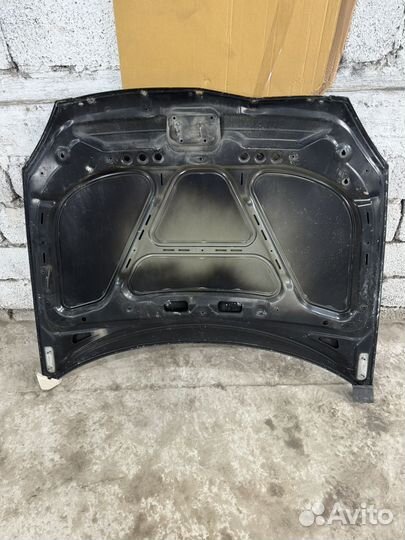 Капот на LADA приора