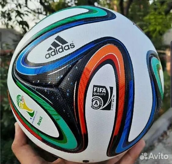 Футбольный мяч adidas brazuca 2014