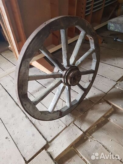 Деревянное колесо от телеги