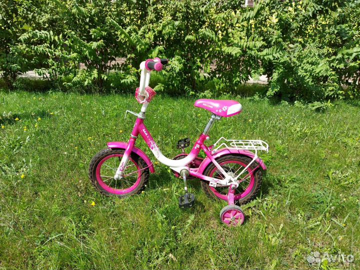 Детский велосипед с дополнительными колесами