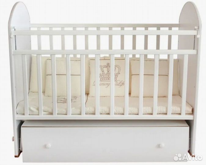 Детская кроватка с маятником и ящиком