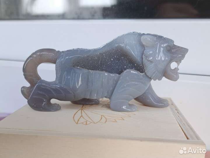 Тигр из агата с кварцевой жеодой в коробочке