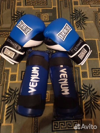 Боксерские перчатки 10oz и накладки на ноги для бо