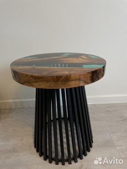 Стол из эпоксидной смолы круглый