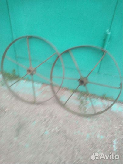 Старинные колеса от телеги, железные