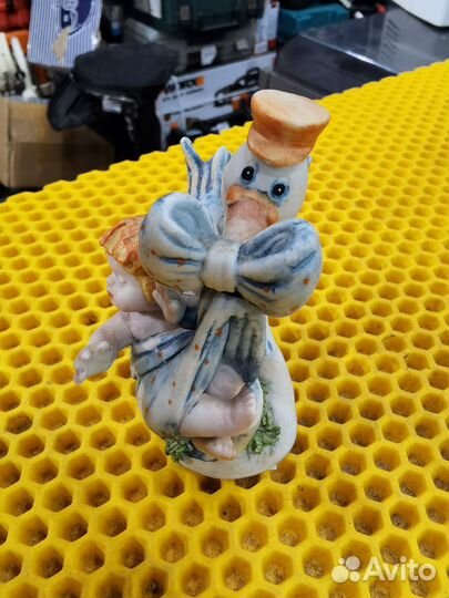 Статуэтка фарфор Аист несет младенца