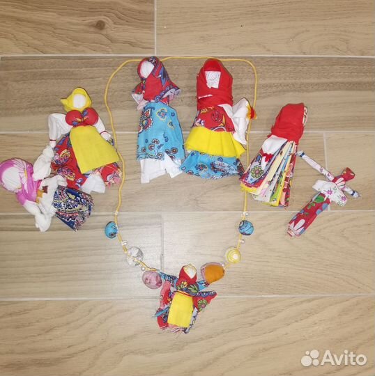 Куклы и бусы масленичные