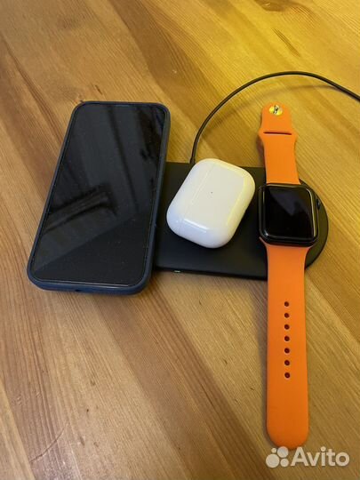 Беспроводное зарядное устройство 3 в 1