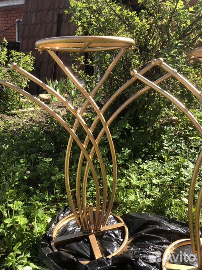 Подстаки под цеточеые композиции золотые