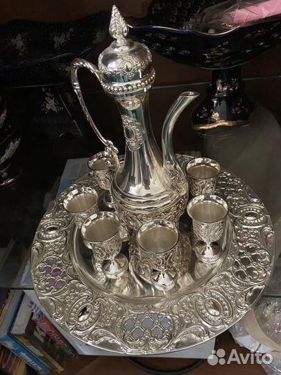 Графин с рюмками на подносе