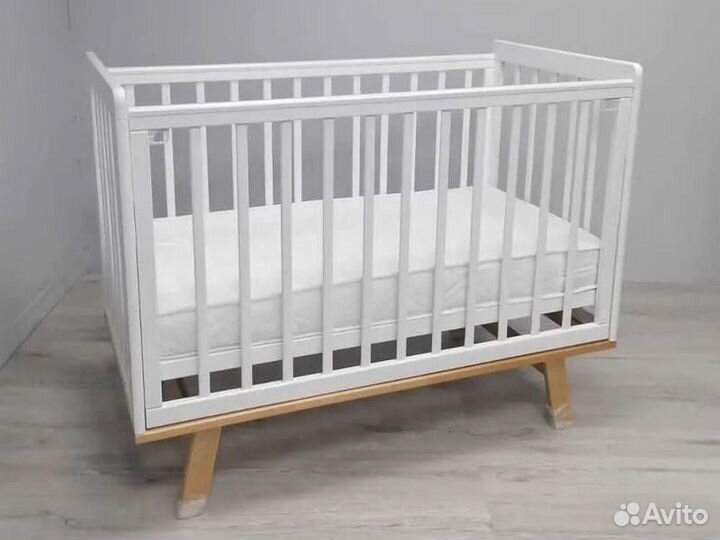 Детская кроватка с маятником