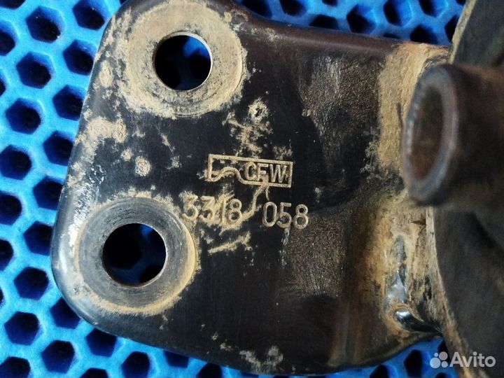 Подушка кпп Mitsubishi carisma 1.8