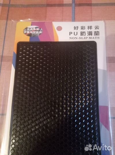 Противоскользящий коврик на панель автомобиля