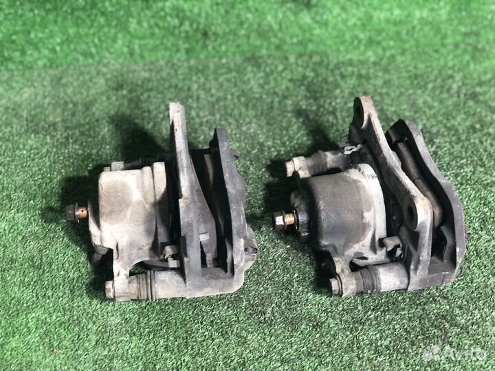 Суппорт передний левый toyota rav4 xa10