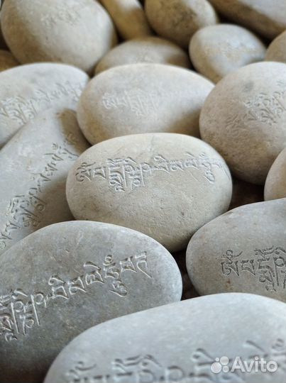Камень с мантрой на тибетском