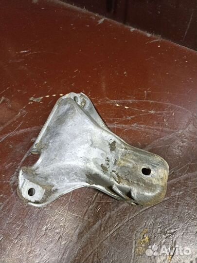 Кронштейн двигателя Audi 80