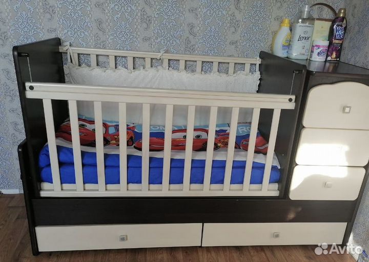 Детская кроватка и комод