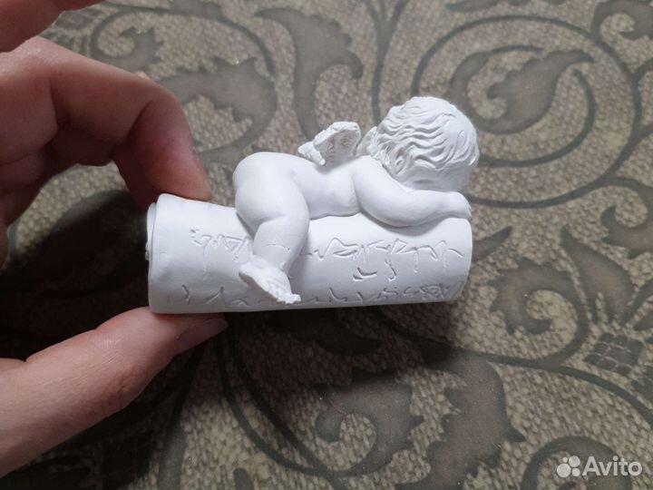 Статуэтка спящий на свитке ангел